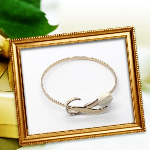 Jewelry - 🎄3/$25. Gold Tone Child's Bracelet w/White Tulip